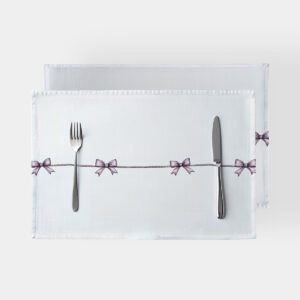 biała podkładka z rzędem drobnych fioletowych kokardek na lince z widocznymi sztućcami