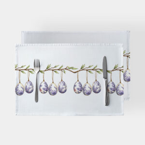 główne ujęcie białej podkładki z gałązką i wiszącymi pisankami w lawendowych wzorach