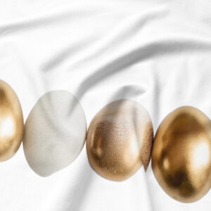 zbliżenie na złote i białe pisanki z widoczną fakturą metalicznego połysku