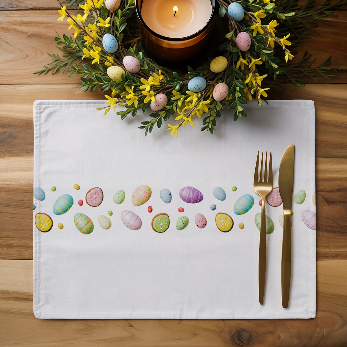Aranżacja stołu z wianuszkiem dekoracyjnym i podkładką z motywem pisanek oraz świecą w centrum