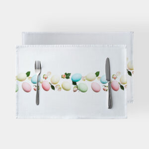 Widok z góry na dwie świąteczne podkładki z pasem pastelowych pisanek i pąków róż oraz sztućce