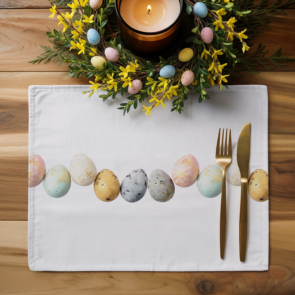 Aranżacja stołu z podkładką, świecami i wiosennym stroikiem z kolorowymi pisankami