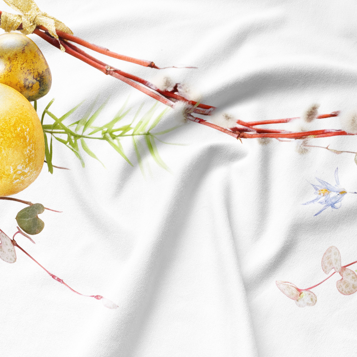 zbliżenie na tkaninę i detal pisanek oraz czerwone gałązki z puchatymi baziówkami