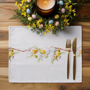 aranżacja stołu z podkładką, złotymi sztućcami i wiosennym wieńcem ze świecą i ozdobnymi jajkami