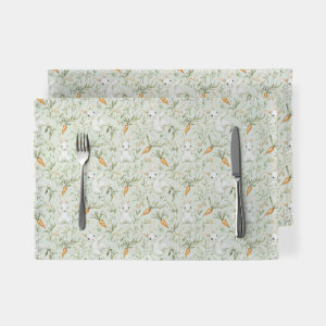 Podkładki stołowe z akwarelowym wzorem białych zajączków i marchewek na miętowym tle, widok z góry