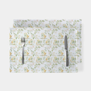 Podkładka na stół z wzorem kurczaczków i delikatnymi listkami, widok z góry