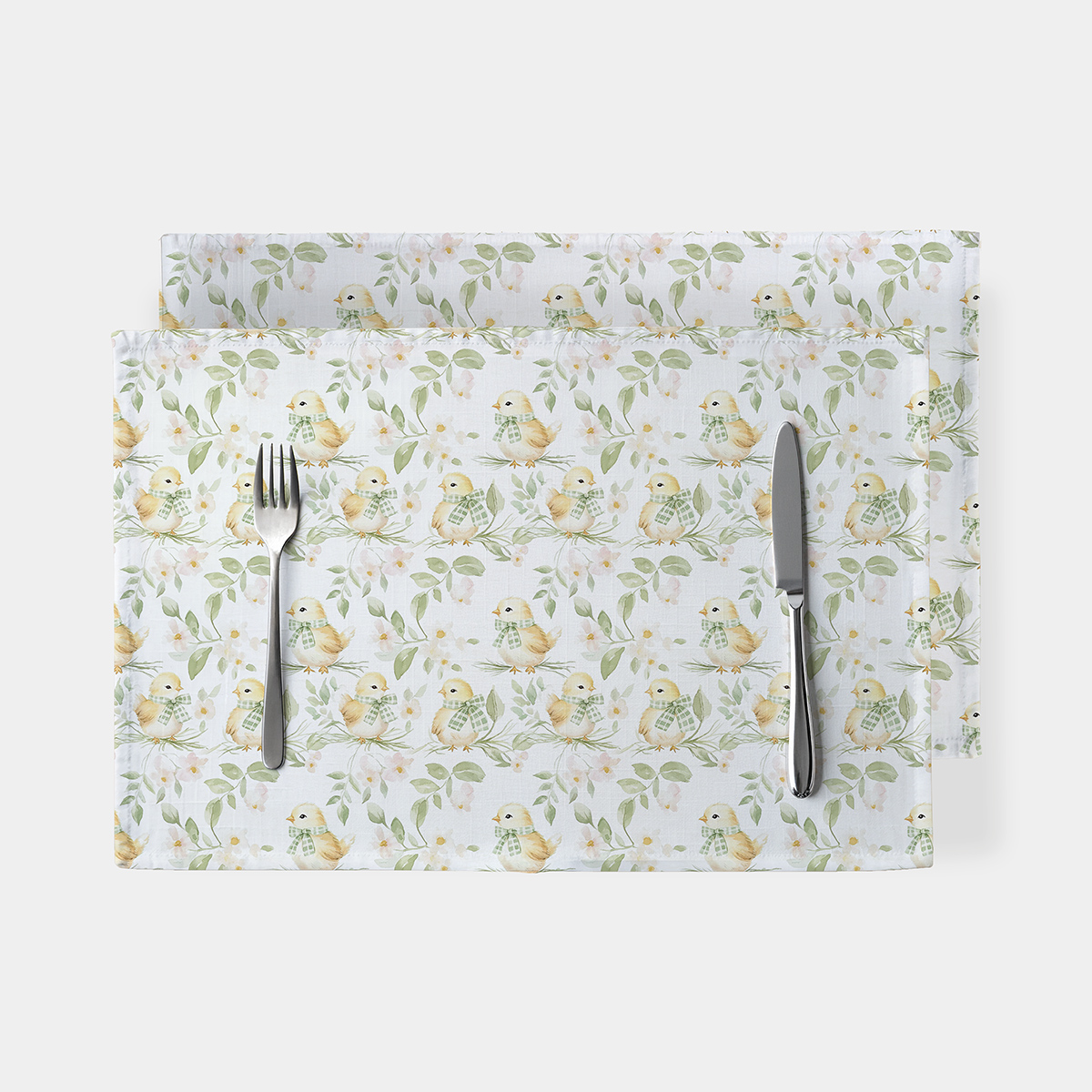Podkładka na stół z wzorem kurczaczków i delikatnymi listkami, widok z góry