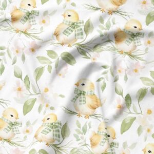 Detal tkaniny z akwarelowymi kurczaczkami w zielonej kratce i pastelowymi liśćmi