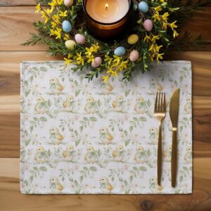 Aranżacja wielkanocnego stołu z podkładką, świecami i wiosennymi dekoracjami