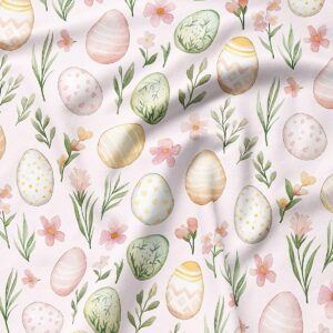 Zbliżenie na akwarelowe pisanki i delikatne kwiaty w pastelowych odcieniach