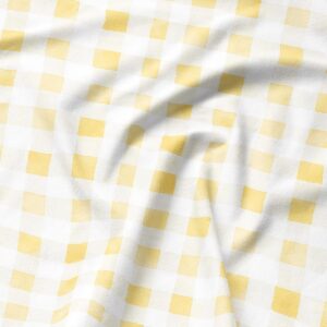 Zbliżenie na fakturę tkaniny i malarskie kwadraty kratki