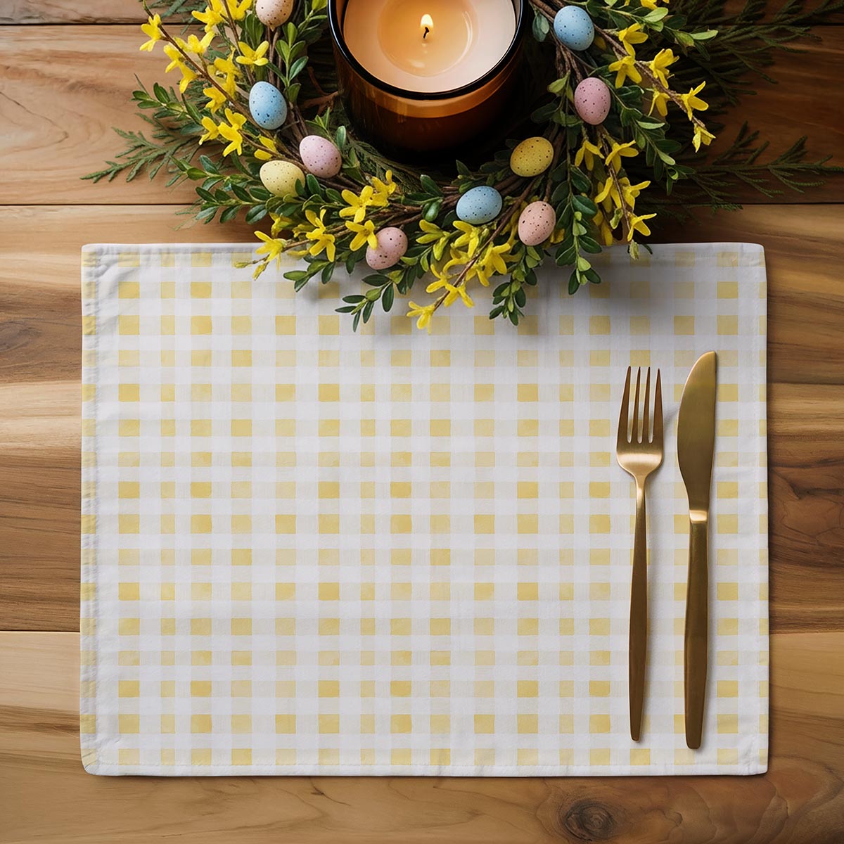 Aranżacja świąteczna z wieńcem, świecą i podkładką na drewnianym stole