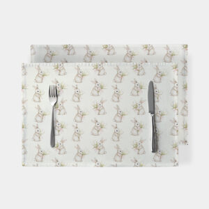 Główne ujęcie podkładki z motywem zajączków trzymających bukiety tulipanów ustawione na stole