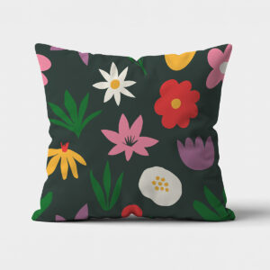 główne ujęcie poduszki z ciemnozielonym tłem i kolorowymi, wesołymi kwiatami