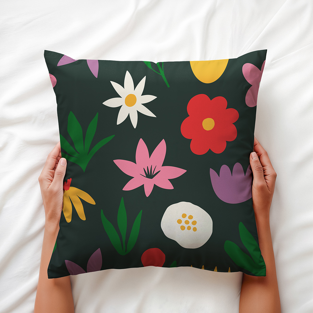 detal wzoru pokazany podczas trzymania poduszki w dłoniach zbliżenie na kwiaty