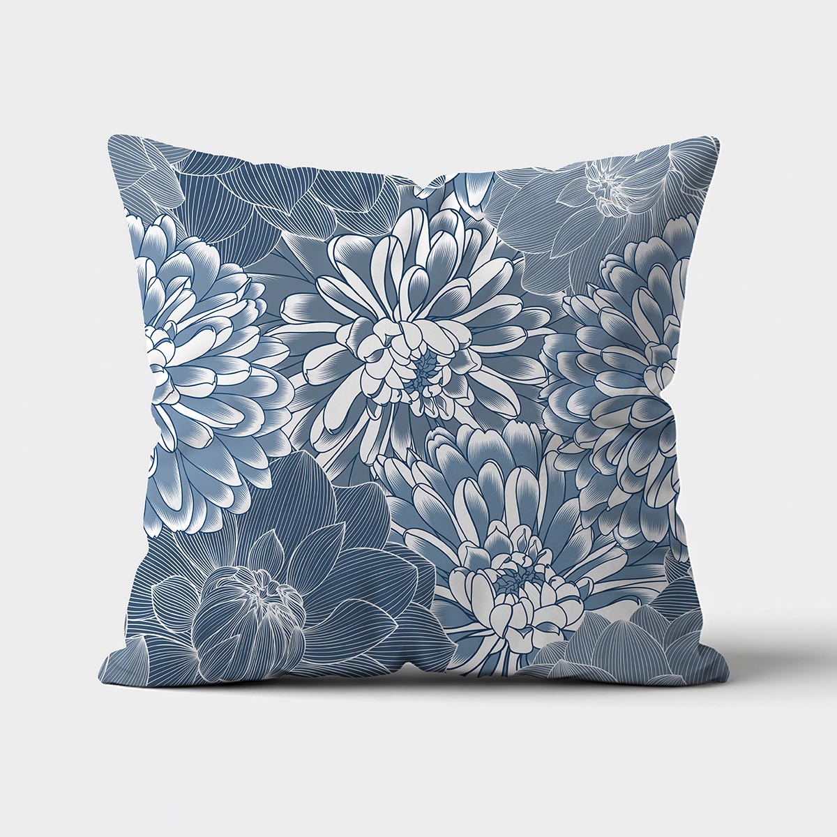 Poduszka dekoracyjna z dużym wzorem chryzantem w odcieniach niebieskiego, widok z przodu