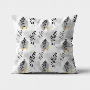 Poduszka dekoracyjna z wzorem czarnych gałązek i złotymi akcentami na jasnym tle, ujęcie frontalne