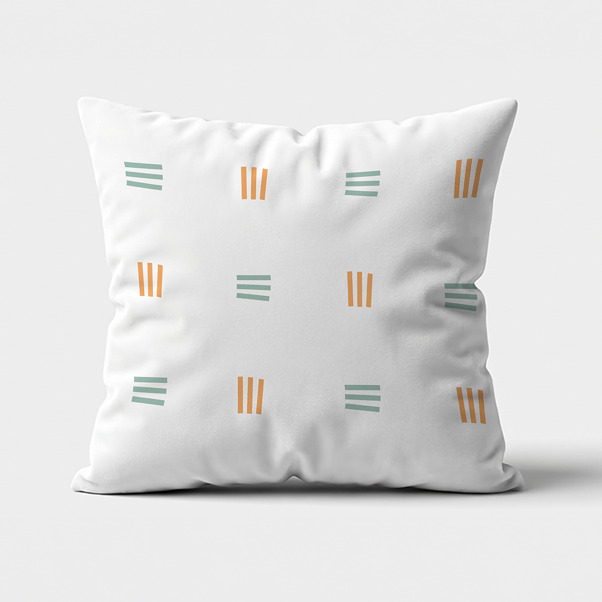 biała poduszka z regularnym wzorem cienkich kresek w miętowym i pomarańczowym na głównym ujęciu