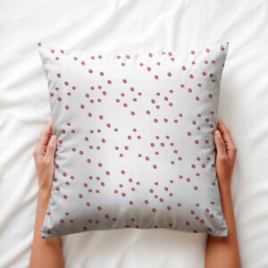 widok z góry na poduszkę trzymaną dłońmi, detal wzoru delikatnego konfetti