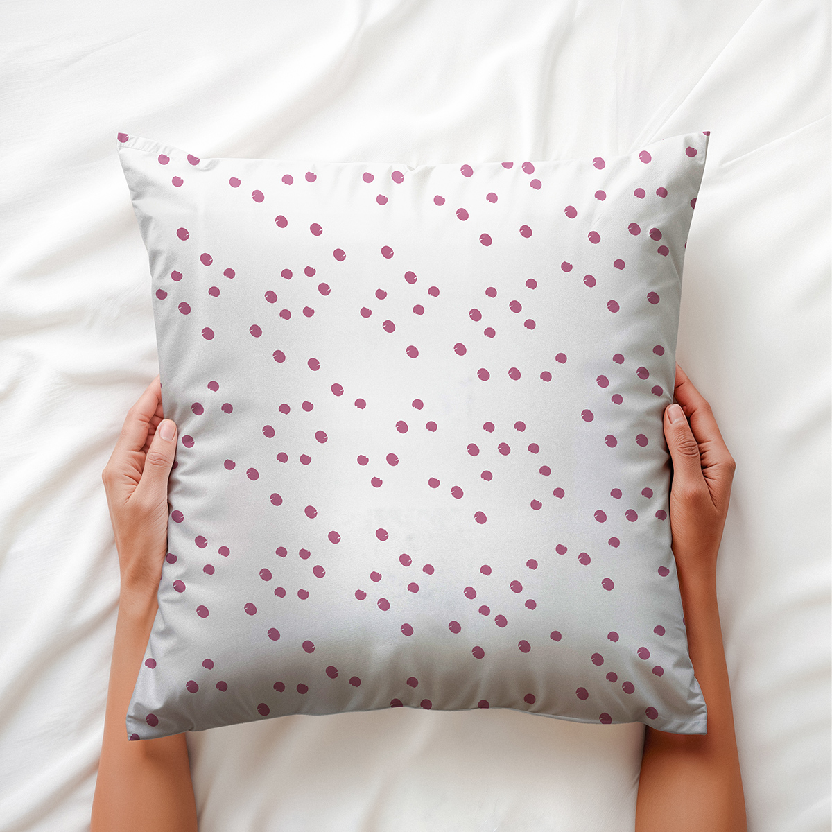 widok z góry na poduszkę trzymaną dłońmi, detal wzoru delikatnego konfetti