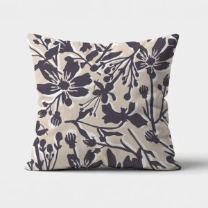 Poduszka z beżowym tłem i rysunkowym grafitowym wzorem kwiatowym, ujęcie frontalne produktu