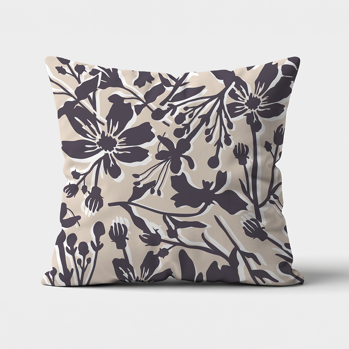 Poduszka z beżowym tłem i rysunkowym grafitowym wzorem kwiatowym, ujęcie frontalne produktu