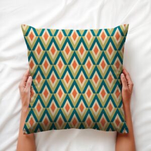 Poduszka ozdobna trzymana dłońmi na białej pościeli, widoczny rytmiczny wzór rombów