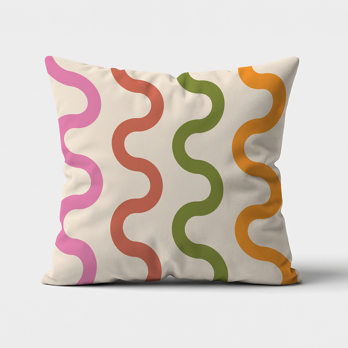 Kwadratowa poduszka z falistym wzorem w różowe, czerwone, zielone i pomarańczowe pasy na kremowym tle - widok z przodu