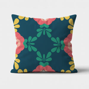 Dekoracyjna poduszka z koralowymi kwiatami i zielonymi listkami na granatowym tle, widok z przodu