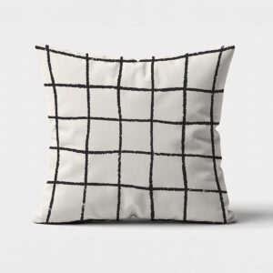 Frontowe ujęcie poduszki dekoracyjnej z czarną kratą malowaną pędzlem na jasnym tle