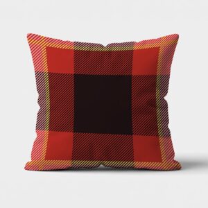 Główne ujęcie poduszki dekoracyjnej z czerwono-czarną kratą na jasnym tle