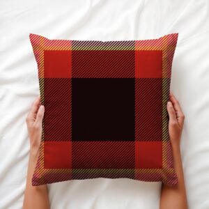 Widok poduszki trzymanej w dłoniach, pokazujący wzór kraty i miękkość wypełnienia