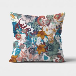 Poduszka dekoracyjna z ornamentowym wzorem kwiatowym na jasnym tle, ujęcie frontalne