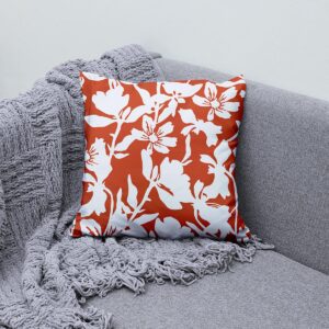 Aranżacyjne ujęcie poduszki na szarej kanapie obok pledu, pokazujące całościowy motyw