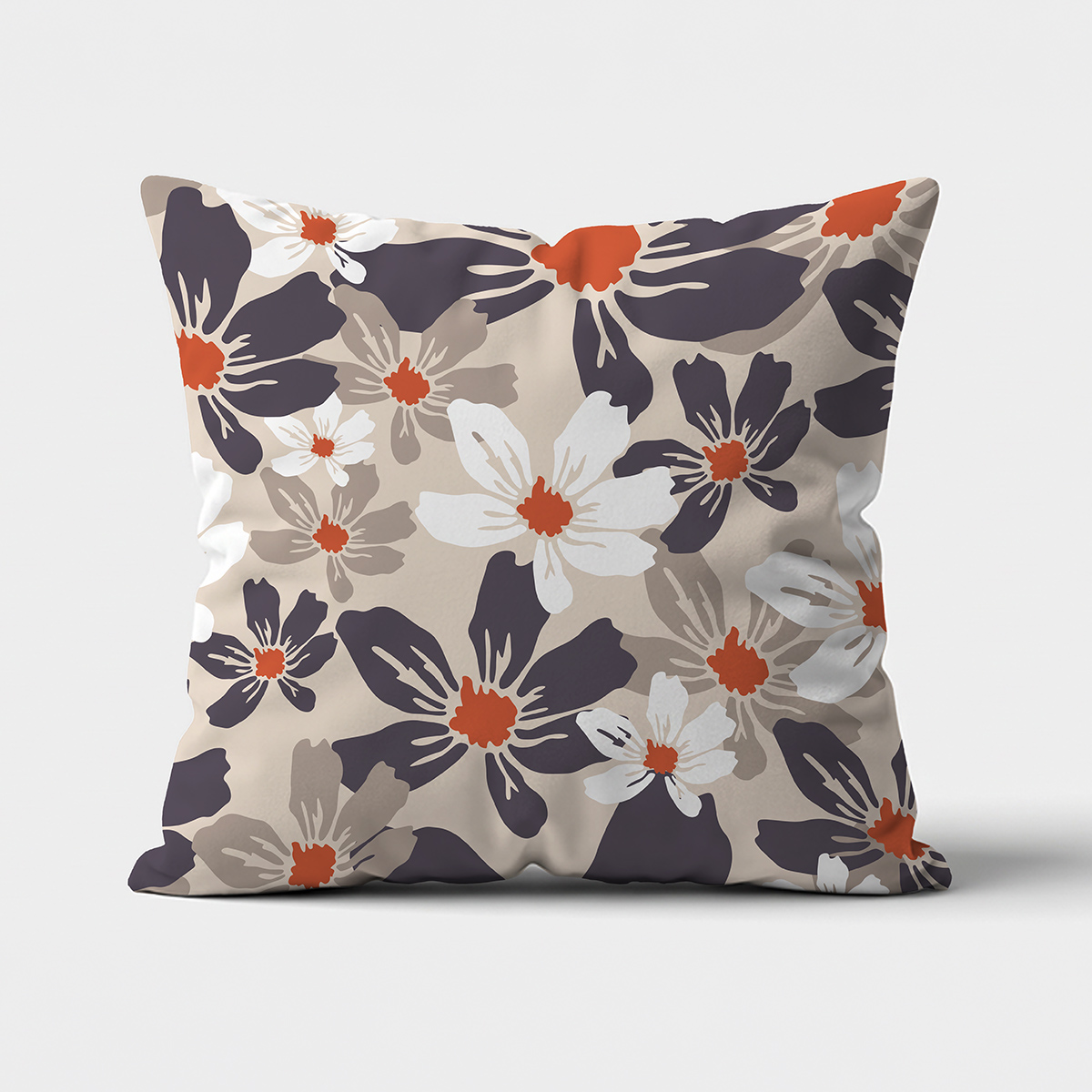Poduszka z dużym wzorem kwiatowym na beżowym tle, widok frontalny produktu