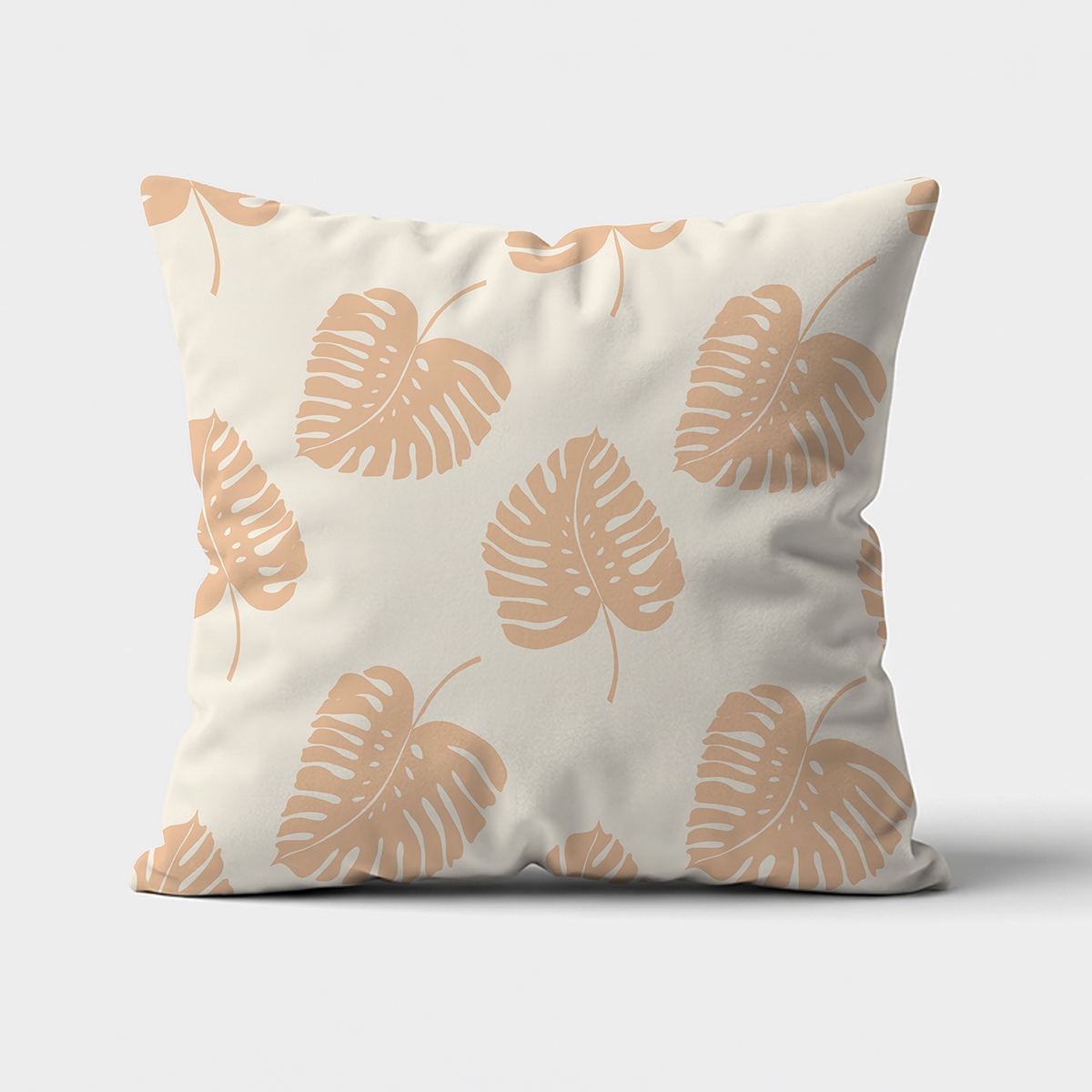 Poduszka ozdobna z beżowymi liśćmi na jasnym tle, widok na przód produktu