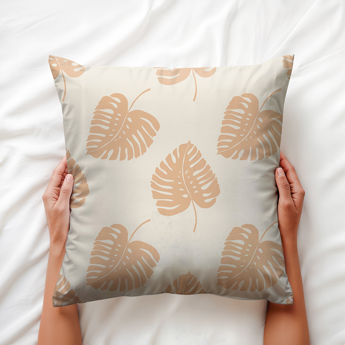 Zbliżenie na fakturę materiału i wzór liści trzymanej poduszki w dłoniach