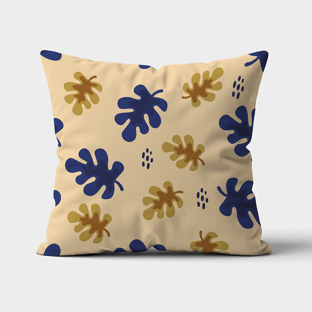 Poduszka dekoracyjna z graficznymi liśćmi w granacie i złocie na beżowym tle - ujęcie frontowe