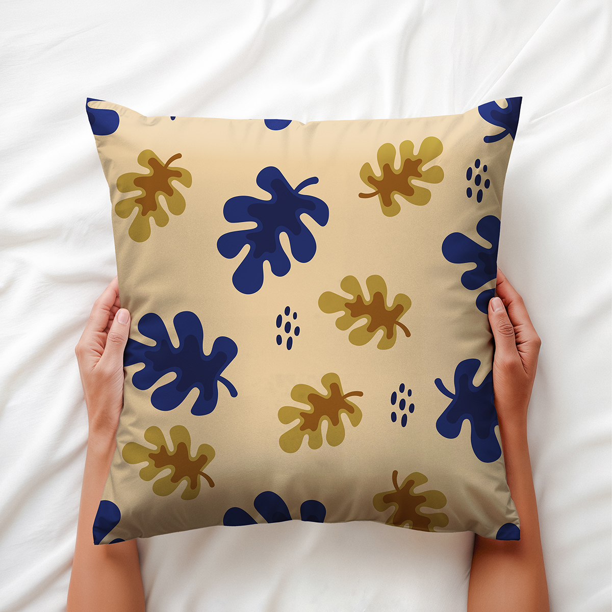 Zbliżenie na tkaninę i wzór liści pokazujące detale granatowego i złotego nadruku