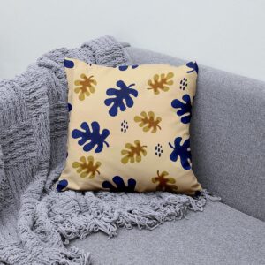 Poduszka ozdobna ułożona na kanapie obok pleda jako stylowa aranżacja wnętrza