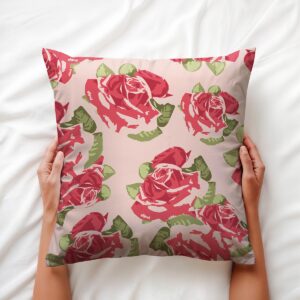 Detale wzoru malowanej róży i liści, poduszka trzymana w dłoniach