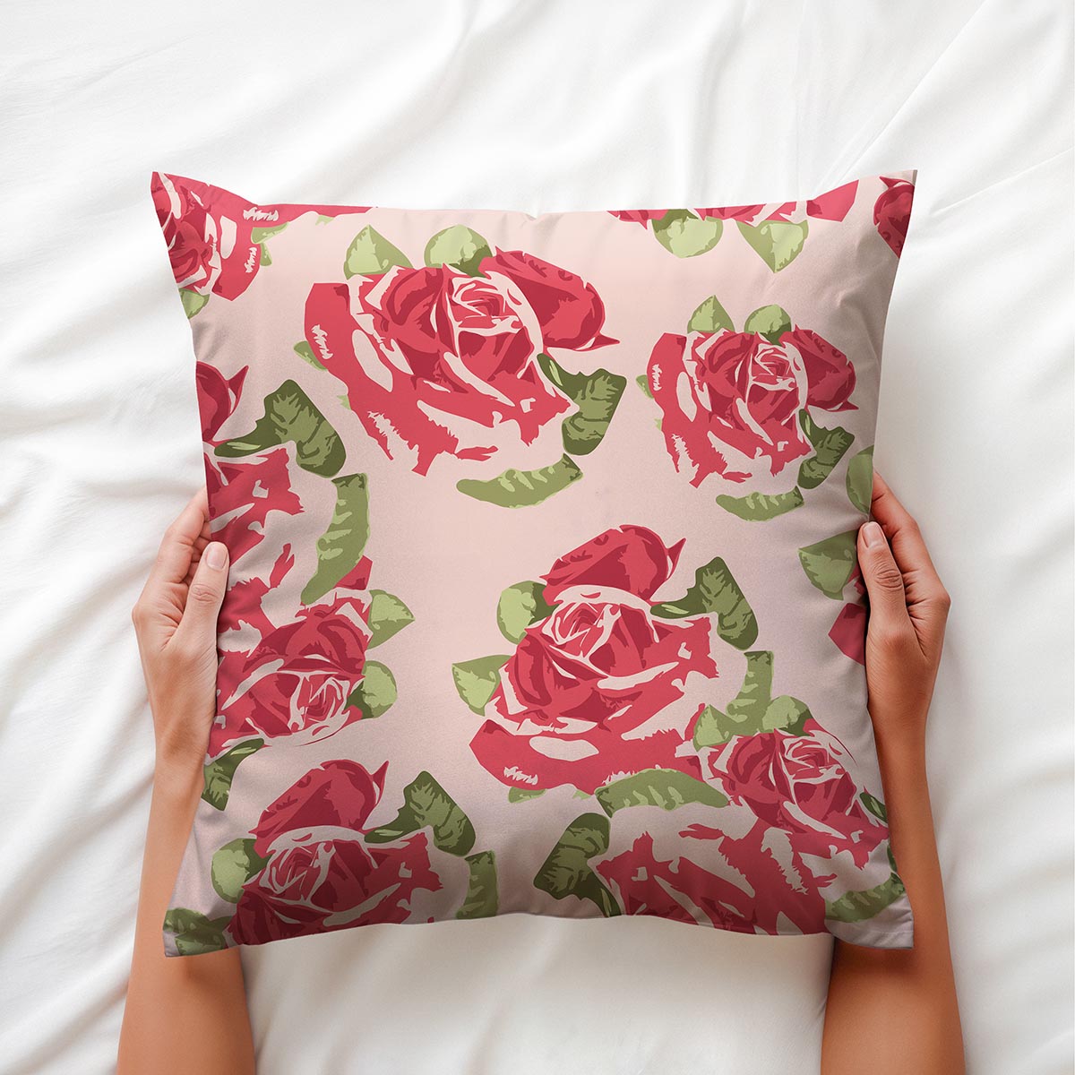 Detale wzoru malowanej róży i liści, poduszka trzymana w dłoniach