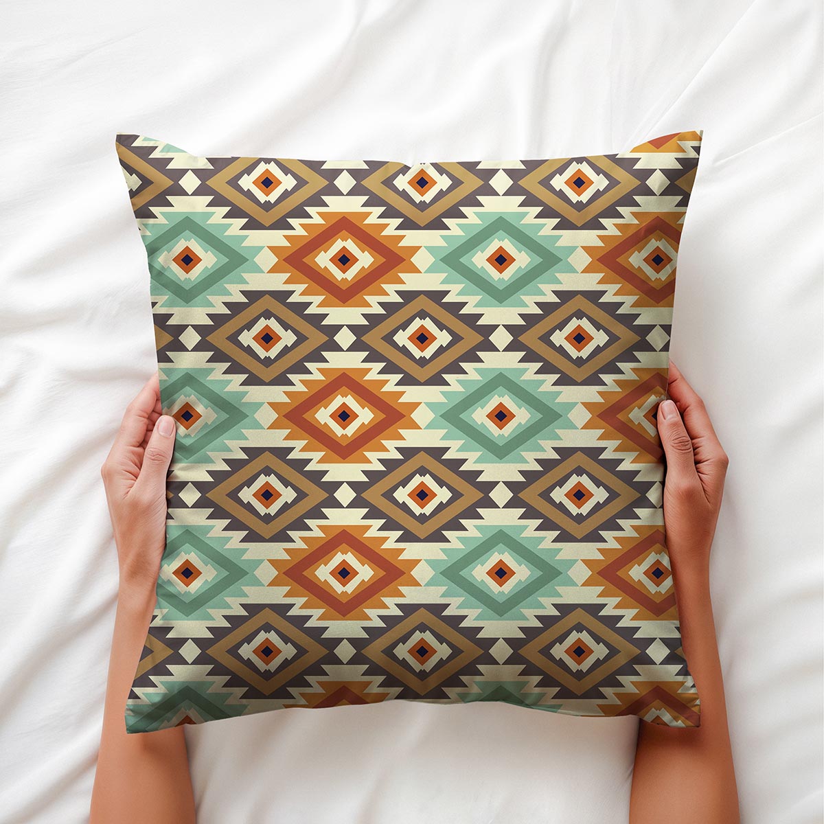 Poduszka trzymana dłońmi, zbliżenie na geometryczne romby i kontrastujące kolory