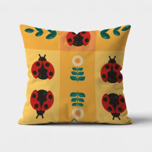 Poduszka z nadrukiem biedronek i kwiatów na żółtym tle, widok frontalny