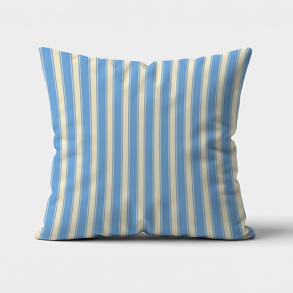 Poduszka dekoracyjna z pionowymi błękitno-kremowymi pasami, widok z przodu