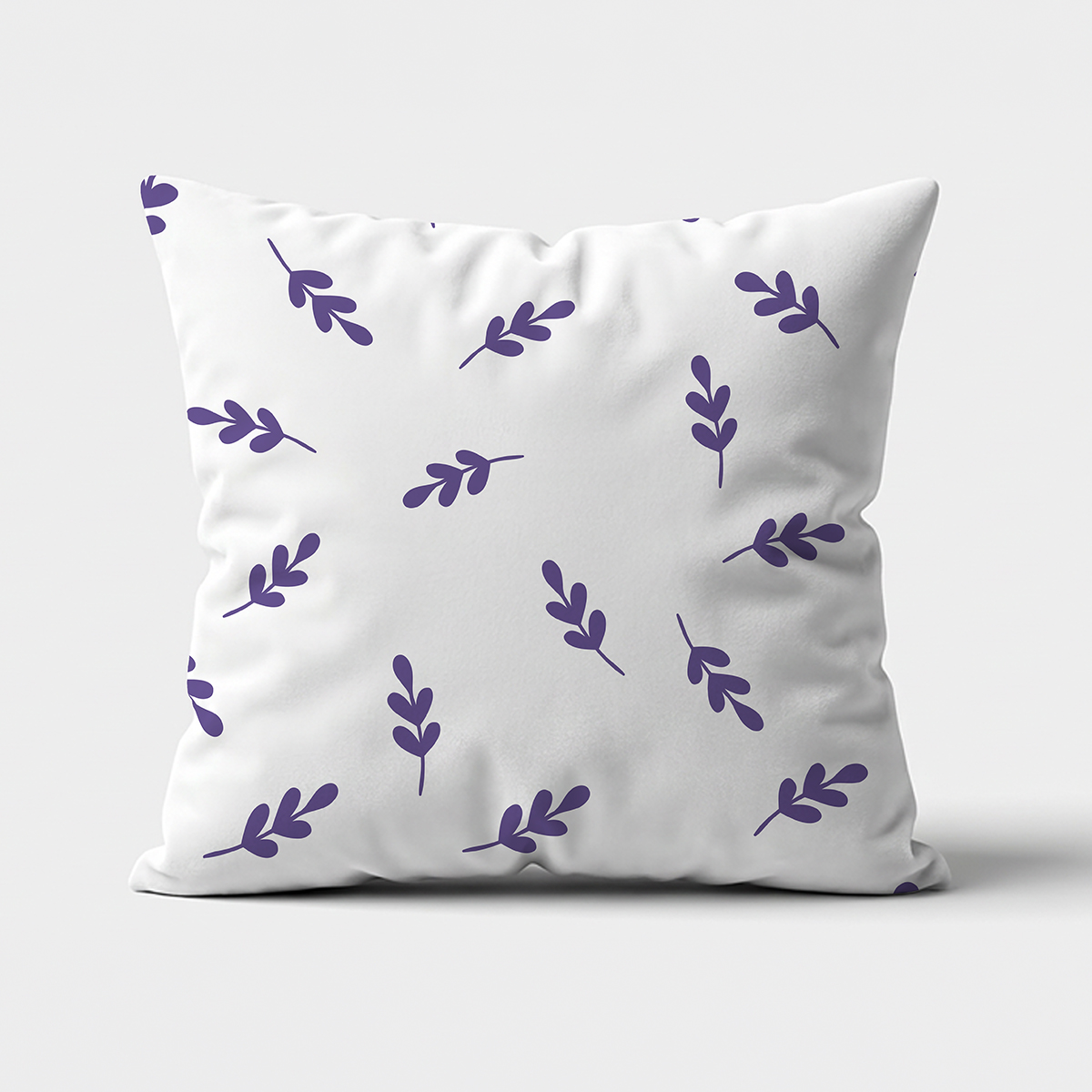 Poduszka dekoracyjna z białym tłem i fioletowymi drobnymi gałązkami, widok z przodu