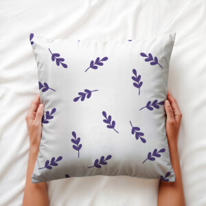 Zbliżenie na wzór fioletowych listków i fakturę tkaniny poduszki