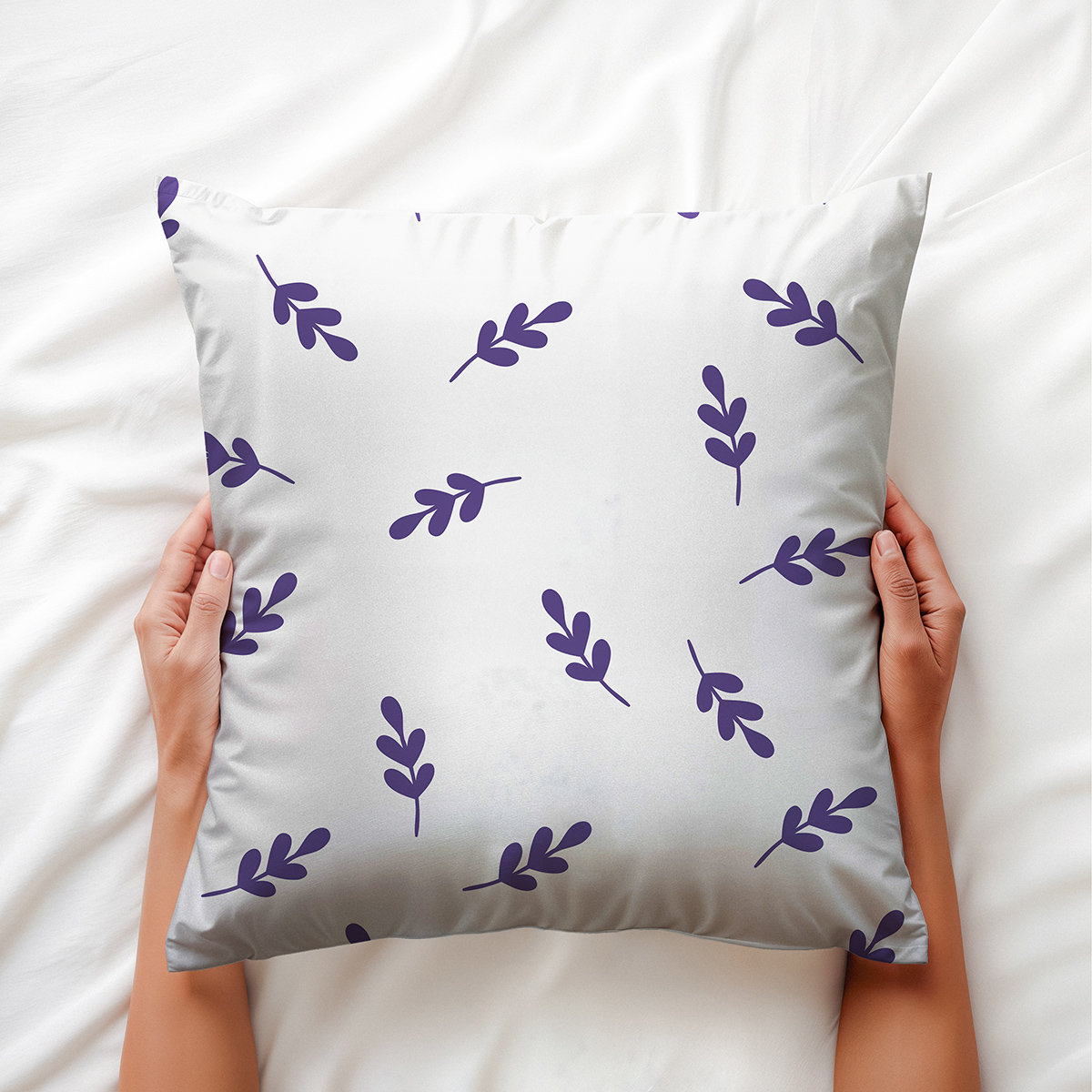 Zbliżenie na wzór fioletowych listków i fakturę tkaniny poduszki