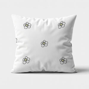 Widok z przodu poduszki z rozproszonym wzorem drobnych stokrotek na jasnym tle