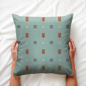 Ręce trzymające poduszkę ukazujące wzór i delikatną strukturę tkaniny